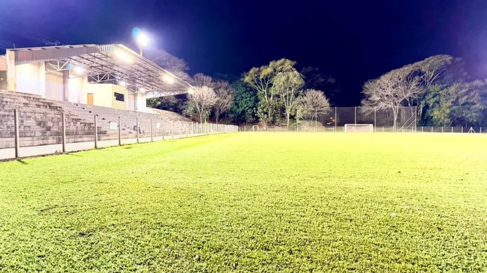 Estádio Fábio Ferrari recebe primeiro teste da nova iluminação